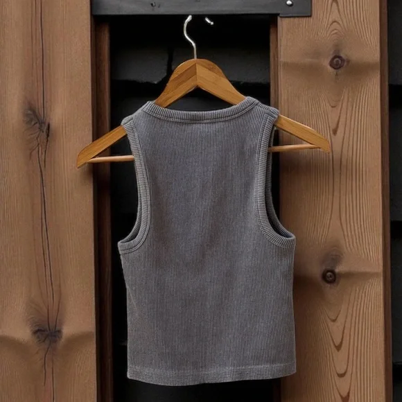 NWOT Old Navy Women’s Ribbed Grey Crop Tank Top! Medium! - Picture 2 of 5